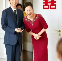 新郎和丈母娘站在一起，这一幕被亲友们抓拍到了，颇为热闹。面对镜头，两位可爱的人露
