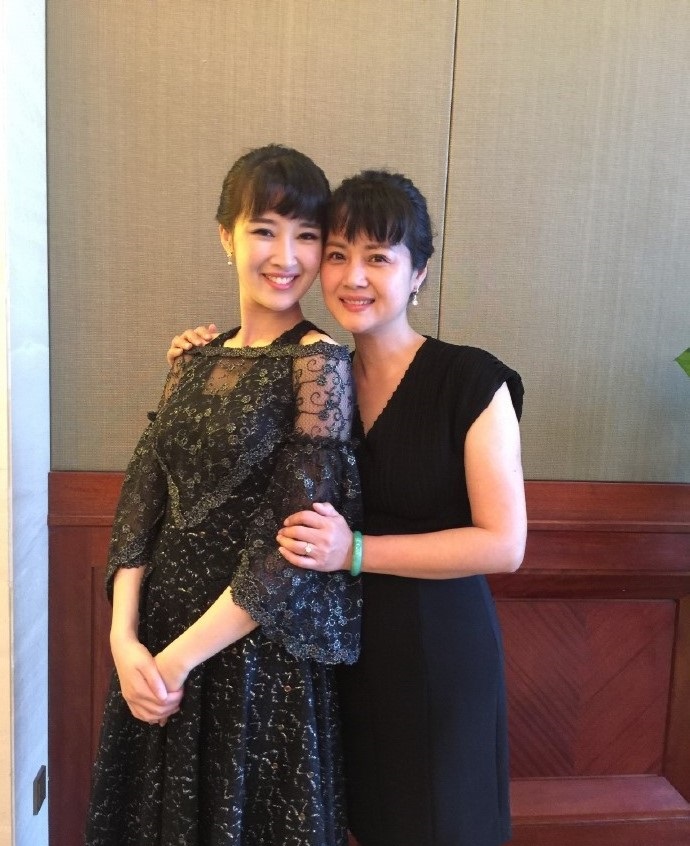 真是让我惊掉了下巴！我一点也没看出来，她们竟然是母女！
这位妈妈的打扮和气质完全