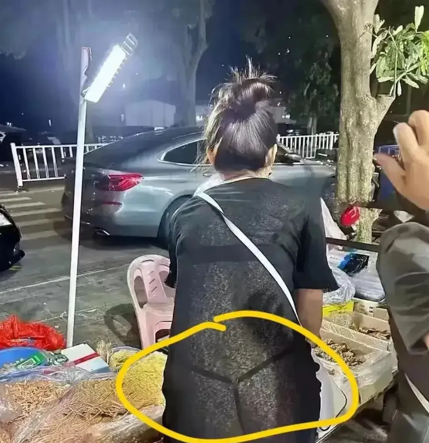 路边摊老板娘真是太拼了！为了生意连老公专属的“丁字裤”都穿出来了！

在这个快节