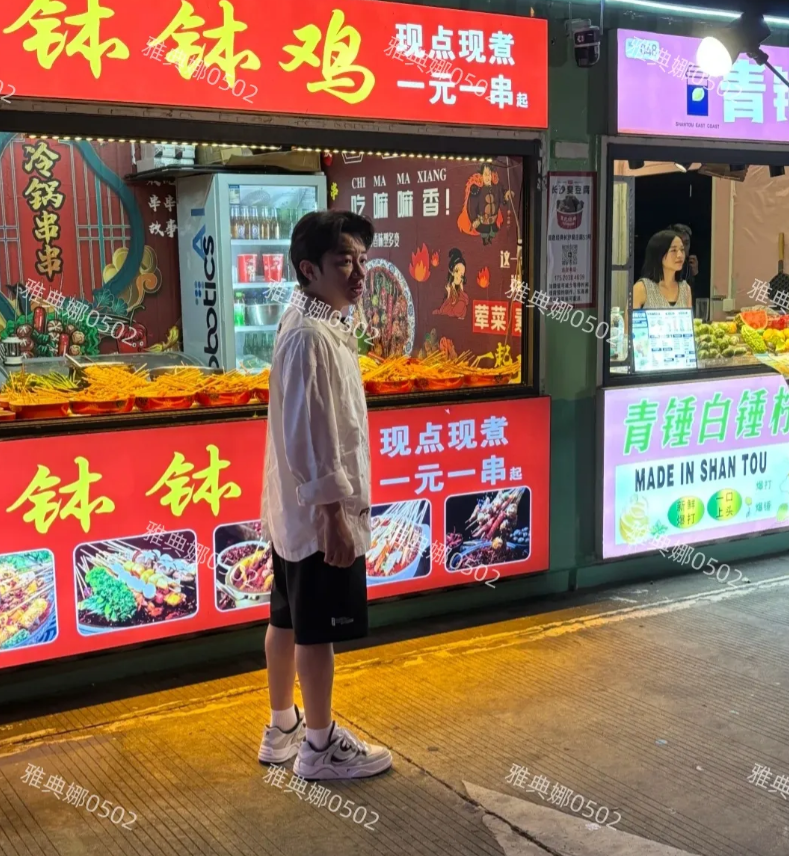 汕头东海岸偶遇王祖蓝，他本人个子好矮啊，大脑袋小短腿1米6也没有小小一只，五官长