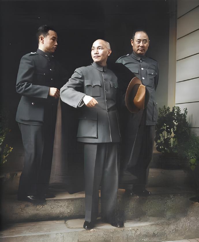 1948年1月，北平，在参加了傅作义主持的北平防务会议后，一侍从给蒋介石披上斗篷