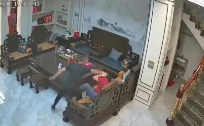 女人在喝水，男人一直在骂她，
最后气不过跑到女人跟前打女人，
打了几下，还不解气