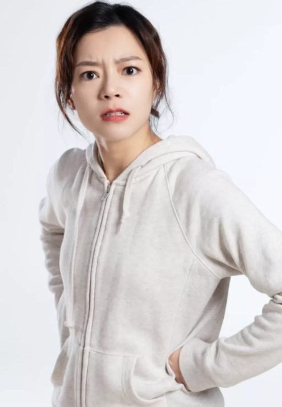 小区一女子，37岁未婚，信奉单身主义，逢人便说婚姻的坏处，这天坐电梯碰到两位宝妈