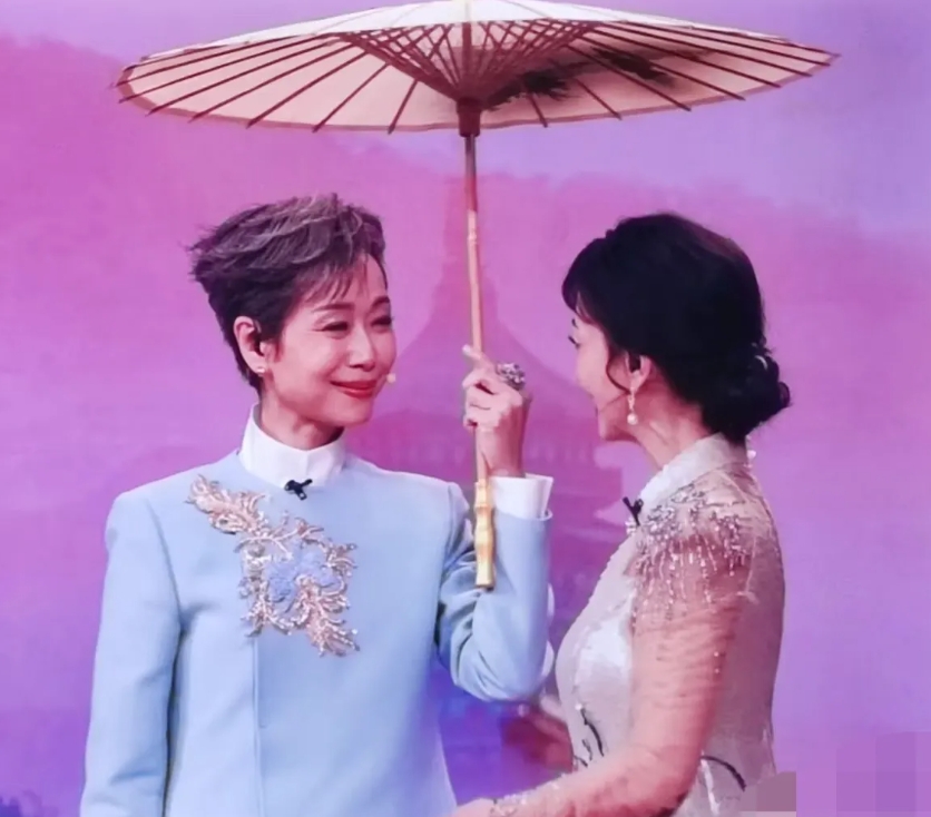 看了许仙和白娘子，我才明白，为何白月光的威力这么大。饰演许仙的时候叶童才 29 