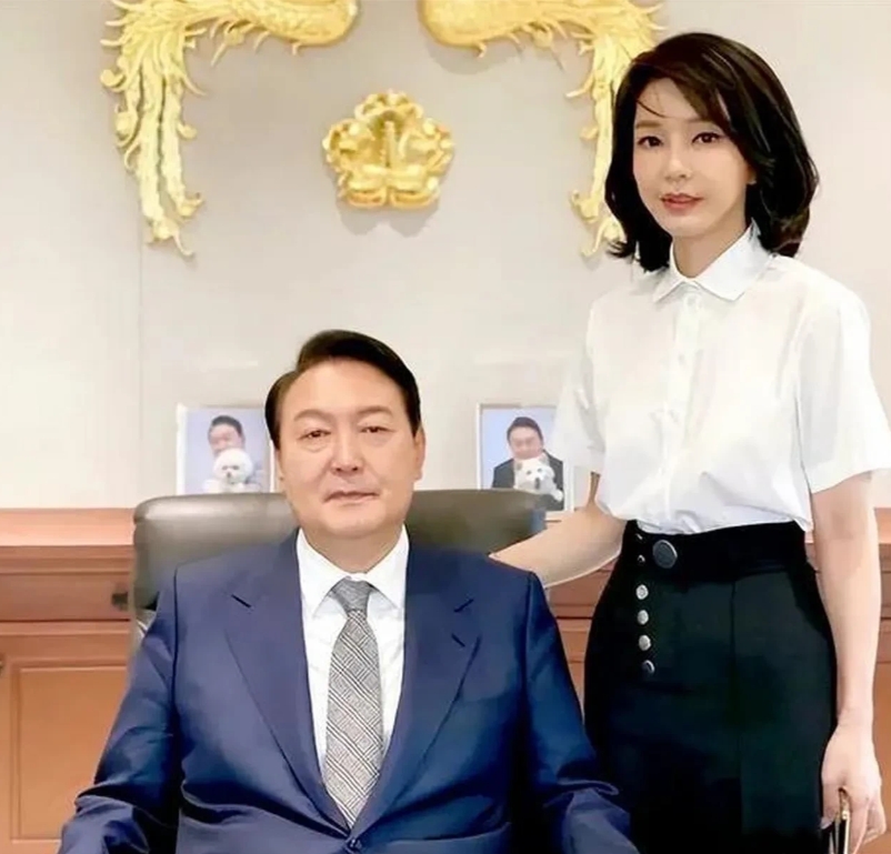 阿萨德全身而退了，而尹锡悦恐就没有这么好的命运了，已被禁止出国了，这下是插翅难飞