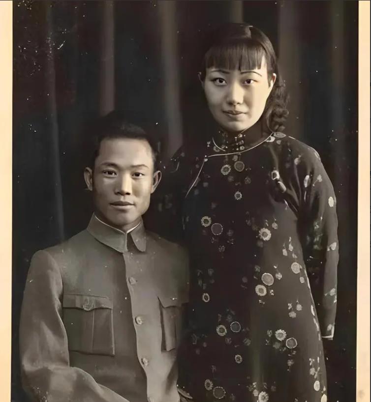 1925年，陈诚回家奔丧。7年未见的妻子躺在床上想与他亲热，未曾想，被他重重推倒