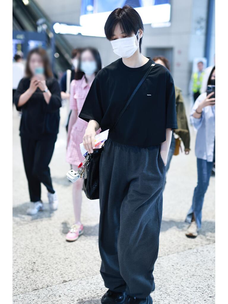 李宇春简单大方