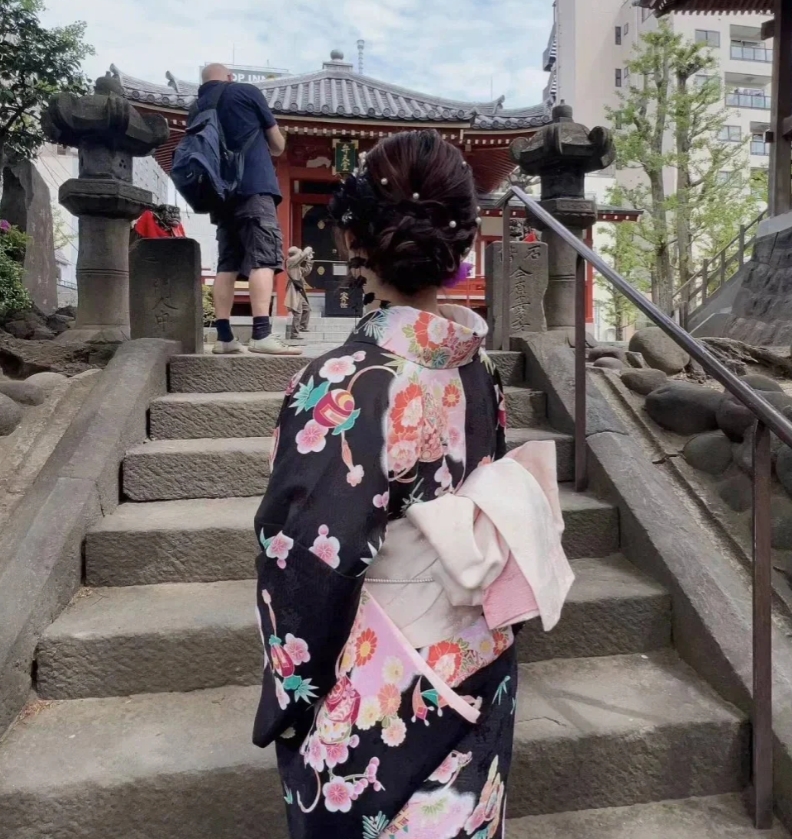 太不要脸了！陕西西安，3名日本游客，见一家饭店门口贴着：“凡生肖属龙或名字有龙的