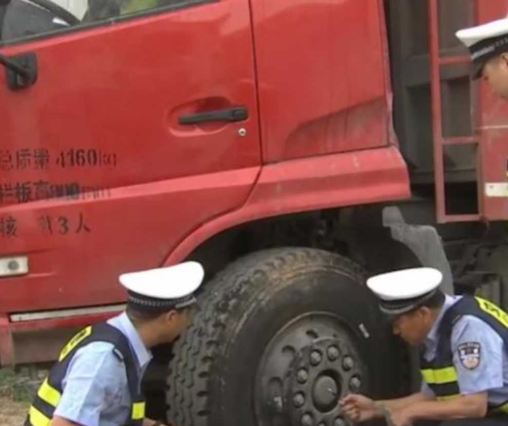 男子倒车时不慎碾死妻子，含泪操办葬礼，却被警方中途叫停？