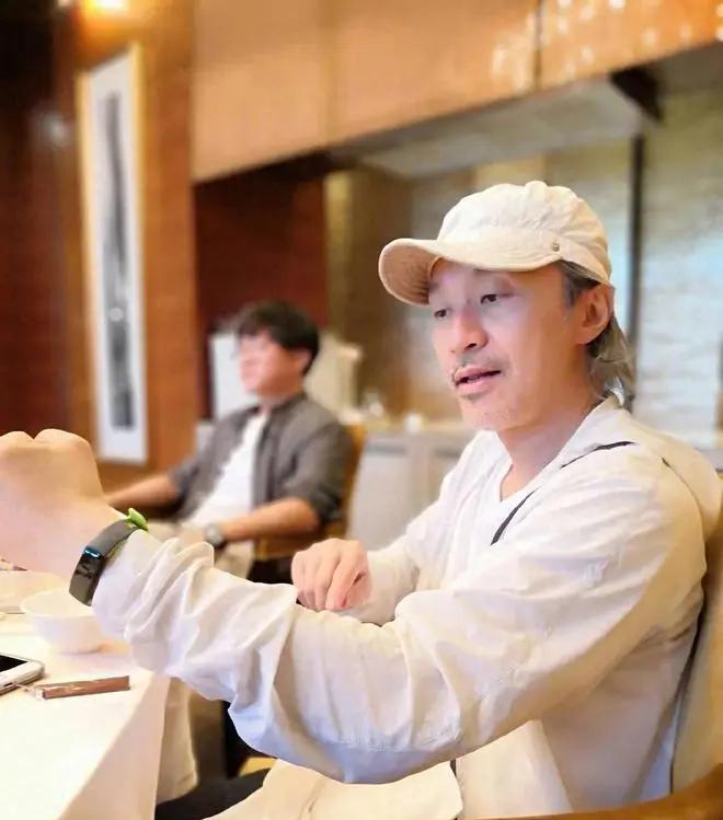 周星驰近况曝光：62岁与友欢聚，胡须斑白身形显瘦
近日，这位低调的电影巨匠终于现