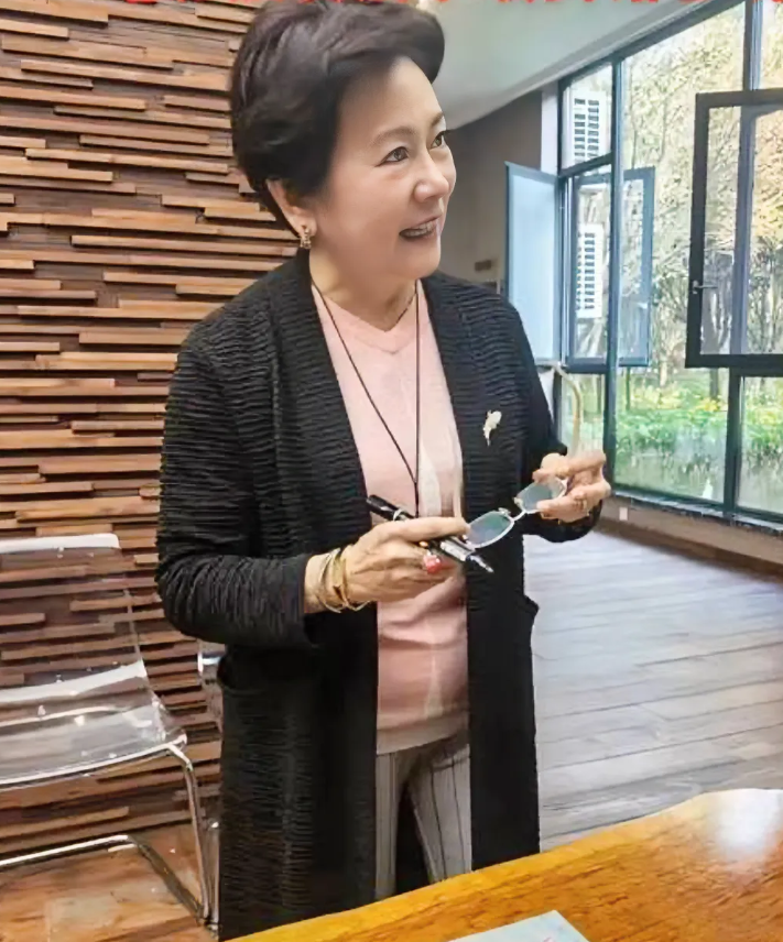 她如今已经60多岁，依稀还能看到她年轻时漂亮的模样。还能记得她吗？
她是八十年代
