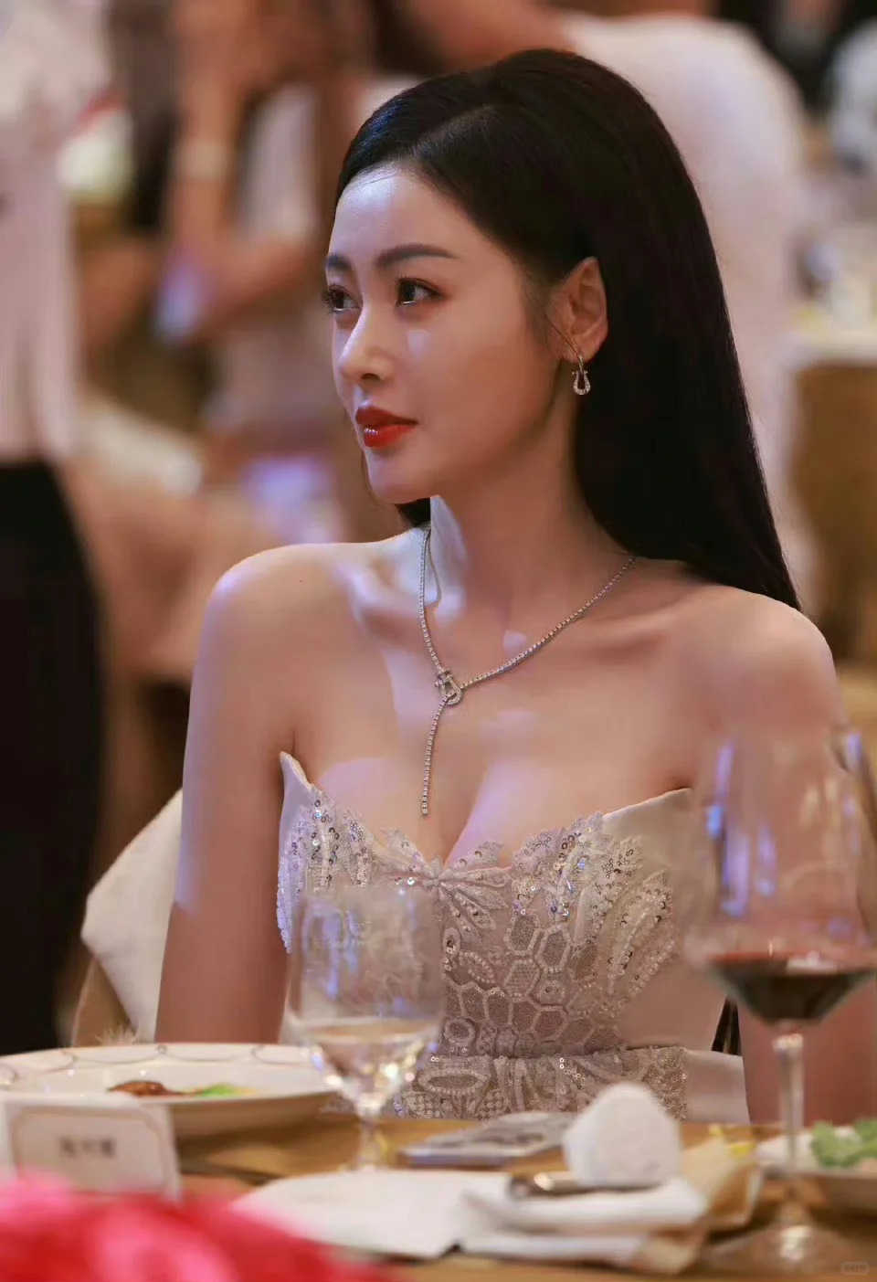 她真的很“港风”，这种气质画不出来