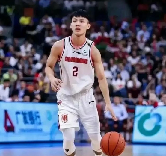 徐杰CBA常规赛总助攻已突破1000个，他是广东籍后卫第一人
不知不觉这位身高不