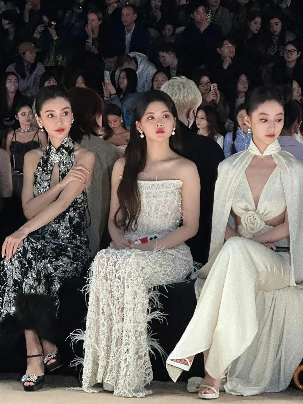 这个女明星合照，杨颖杨超越都输给了十八线女演员胡连馨。

杨超越的整张脸太挤了，
