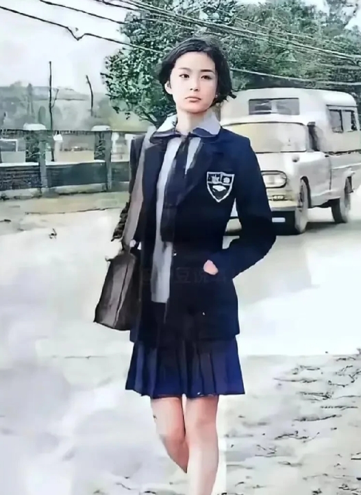 这是七十年代的一张照片，那个时候她看上去很普通，很难想象她日后会成为人们心中倾国