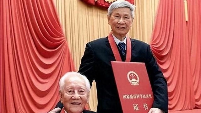 隐姓埋名30年父亲至死未见，老母亲看杂志痛哭：我儿是民族脊梁