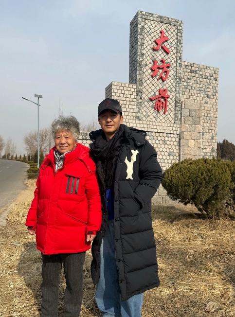 郭晓东晒合照并配文：谁不说俺家乡好
郭晓东回老家了，在大坊前与老母亲合影，看得出