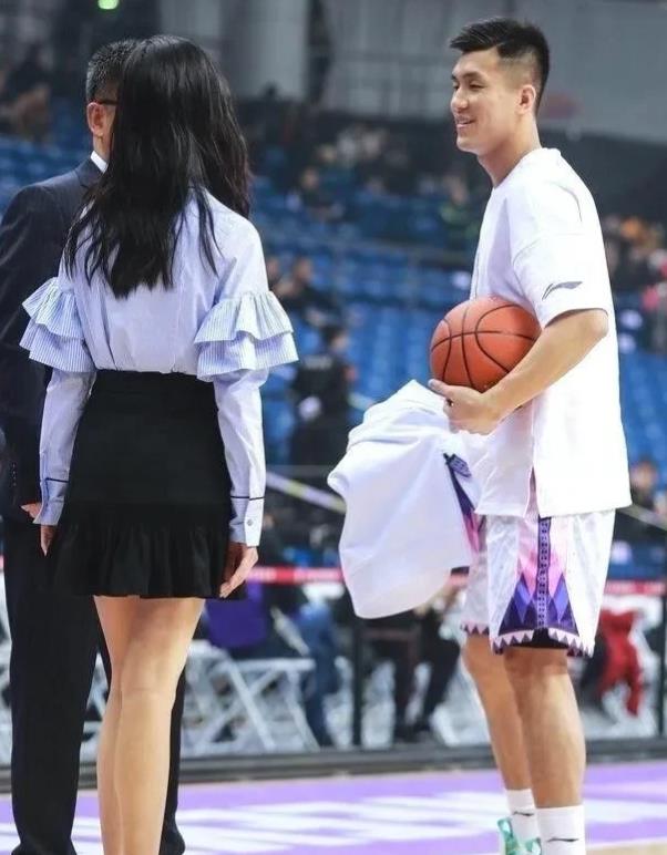 实话实说！辽宁队史上最佳的首发阵容如下，赵继伟，杨鸣落选。

1.控球后卫--郭