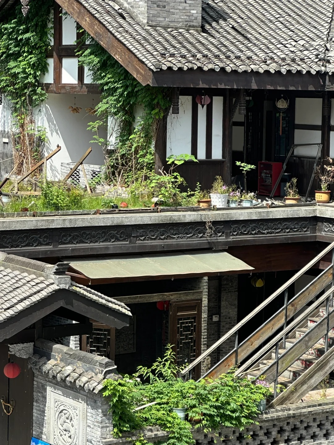求助！想用这栋楼开个咖啡店怎么样？
弹子石了解里面 旁边就是教堂
还有白鸽、喷泉
