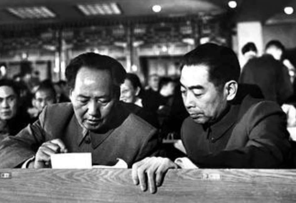 1948年5月，毛泽东主席乘车前往西柏坡，经过一村庄时，突然听见了阵阵悲泣之声，