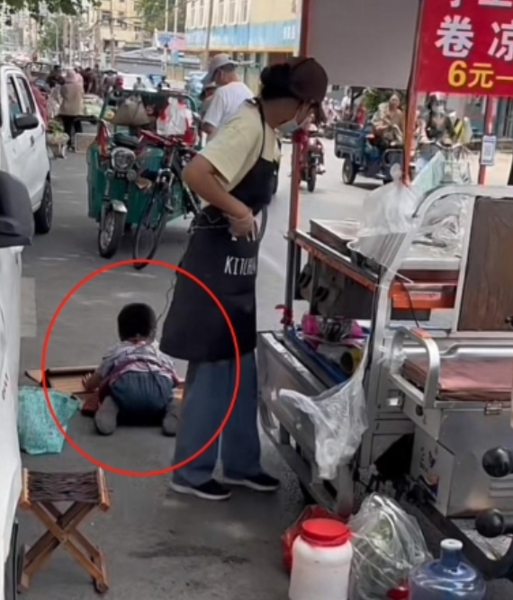 看哭了！2024年5月，深夜，一女子腰间用一根绳子拴着她患有自闭症的儿子，在路边