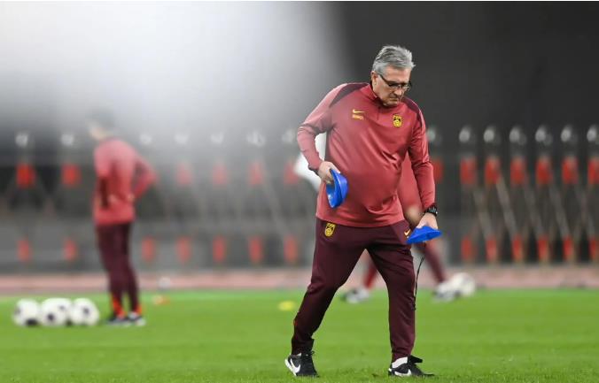 国足输球，仍获球迷力挺：看到积极变化。

球迷：1比3，虽然输了2球，但真的可以