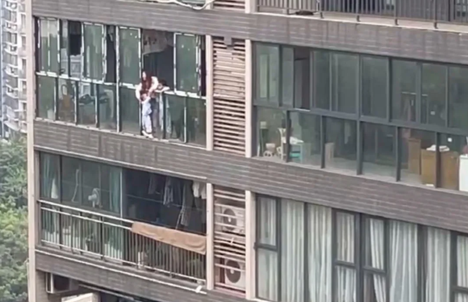 就在刚刚，重庆一女子因为和婆婆生气，抓住孩子从22楼扔下去，还不解恨，还想抓住另