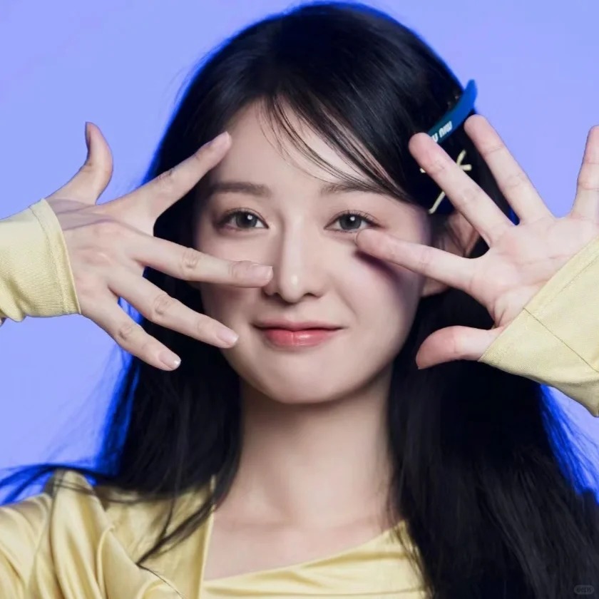 这姐怎么照片这么少
看眼泪女王被圈了想找张美女照片当头像，翻来翻去只有之前的一些