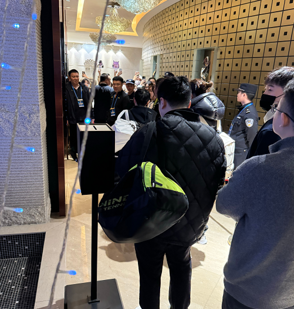 争议！孙颖莎遭围堵堵截，电梯被挤之后叹气，粉丝们太疯狂
孙颖莎在仁川夺得女单冠军