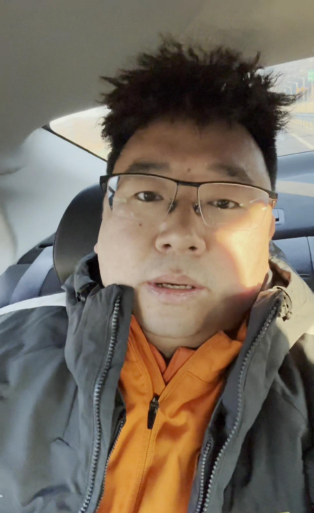 给大伙报个平安，我们都很安全。现在已经打车离开了球场的区域了，没有什么事，明天就