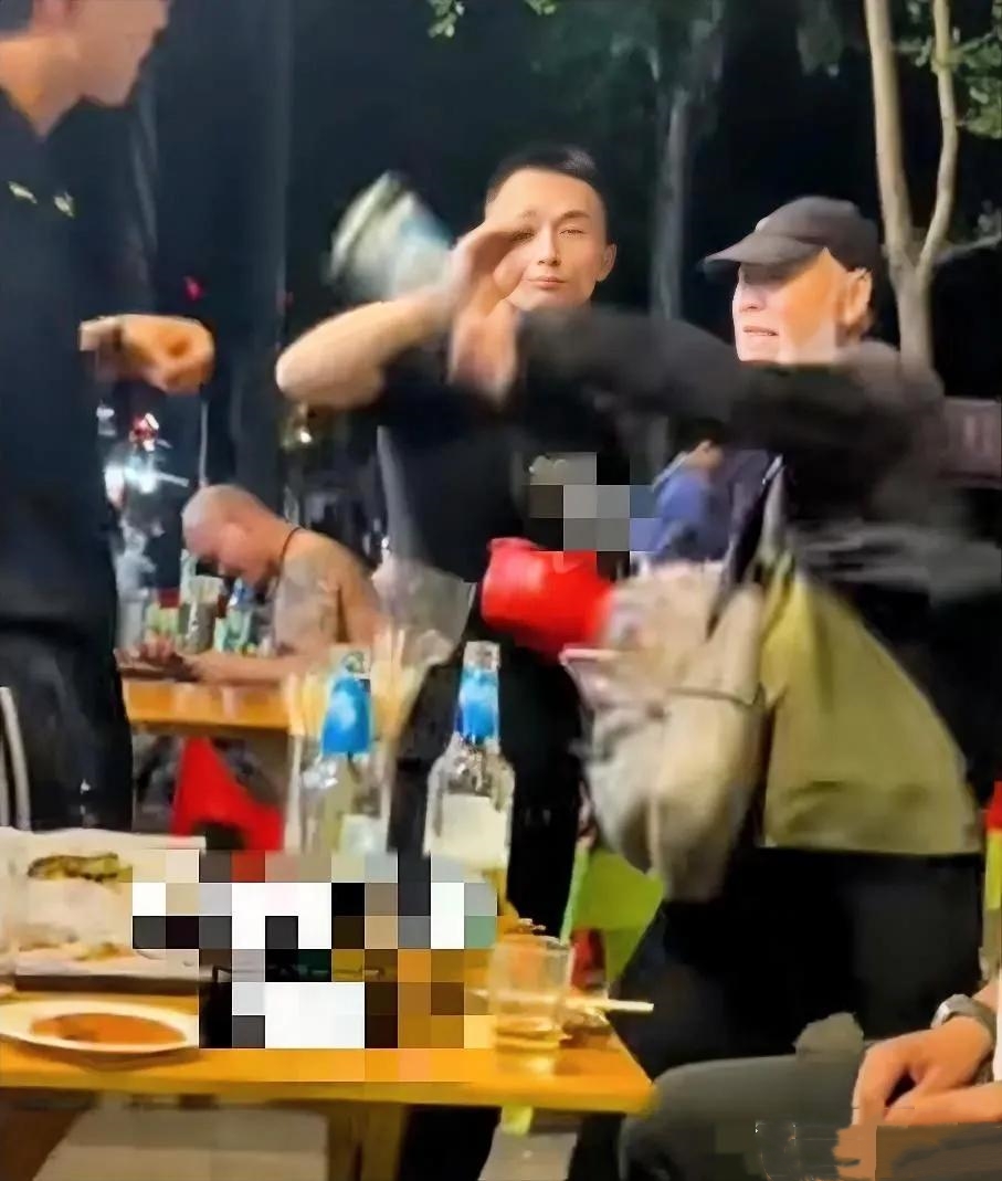 小伙在一个露天大排档喝酒，两位老人乞讨，一小伙子见老人看着有些可怜，给了他们一点