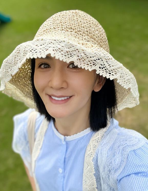 谢娜从初涉综艺的青涩到如今综艺女王，一路收获无数喜爱。身为两个孩子的妈妈，她对女