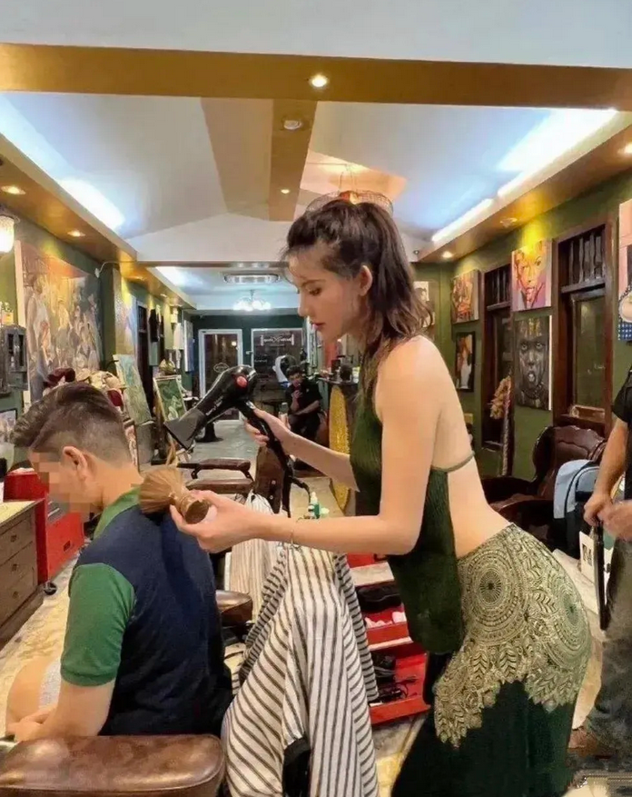 如此行为当休矣！

为了招揽顾客，也是拼了。胸前戴个布兜兜，就开始工作了！

其