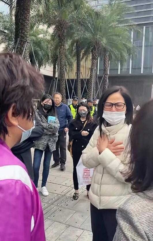 女孩掉下去后，大火就立刻吞噬了，大火的热浪温度是很高的，热浪把女孩熏的受不了，该