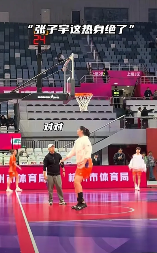 张子宇热身秀起了扣篮，张子宇感觉真的可以扣篮，张子宇在wcba现场秀起了弹跳，可