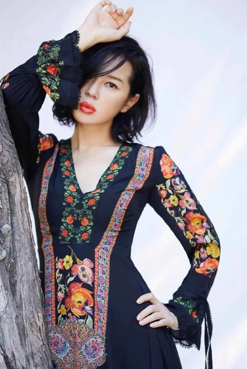 余男：相恋十年遭抛弃，身价40亿至今未婚