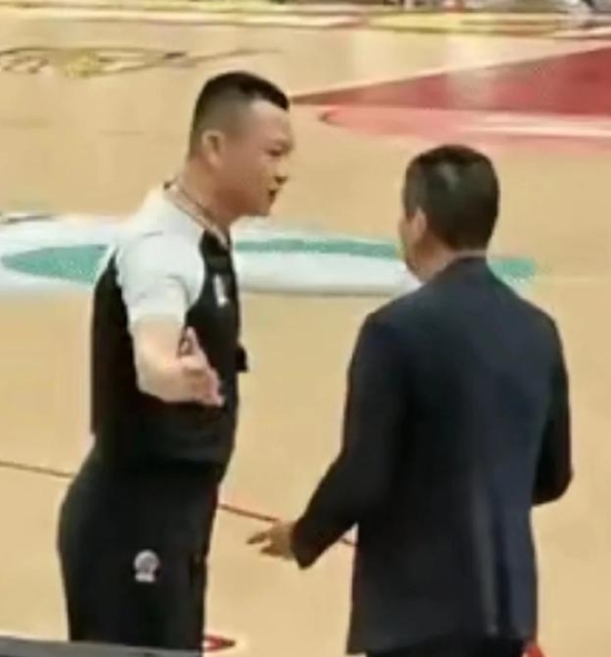 广东因祸得福！裁判偏哨1节吹老莫3犯，徐昕获机会，陈海涛坐不住

坐镇主场的广东