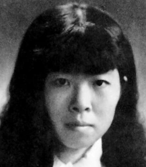 1938年五月，腹中怀着萧军孩子的萧红，在武汉和端木蕻良举行了婚礼。是夜，两人沐