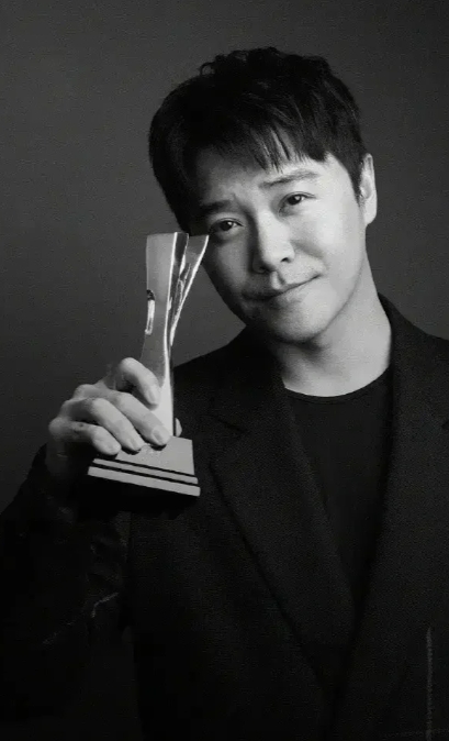 陈思诚携小女友欧洲度假 