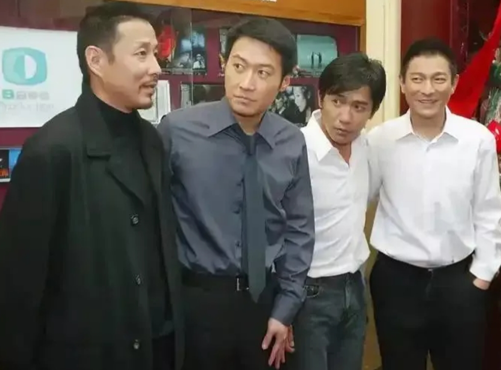 当年“无间道3”的电影发布会上，刘德华梁朝伟黎明都被陈道明的圆领黑毛衣配西服的穿