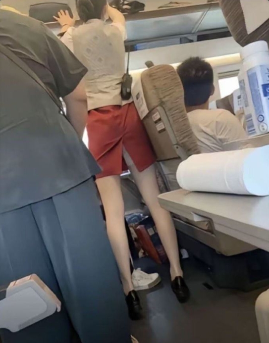 有一说一，现在“铁姐”无论颜值还是服务，都不比空姐差。