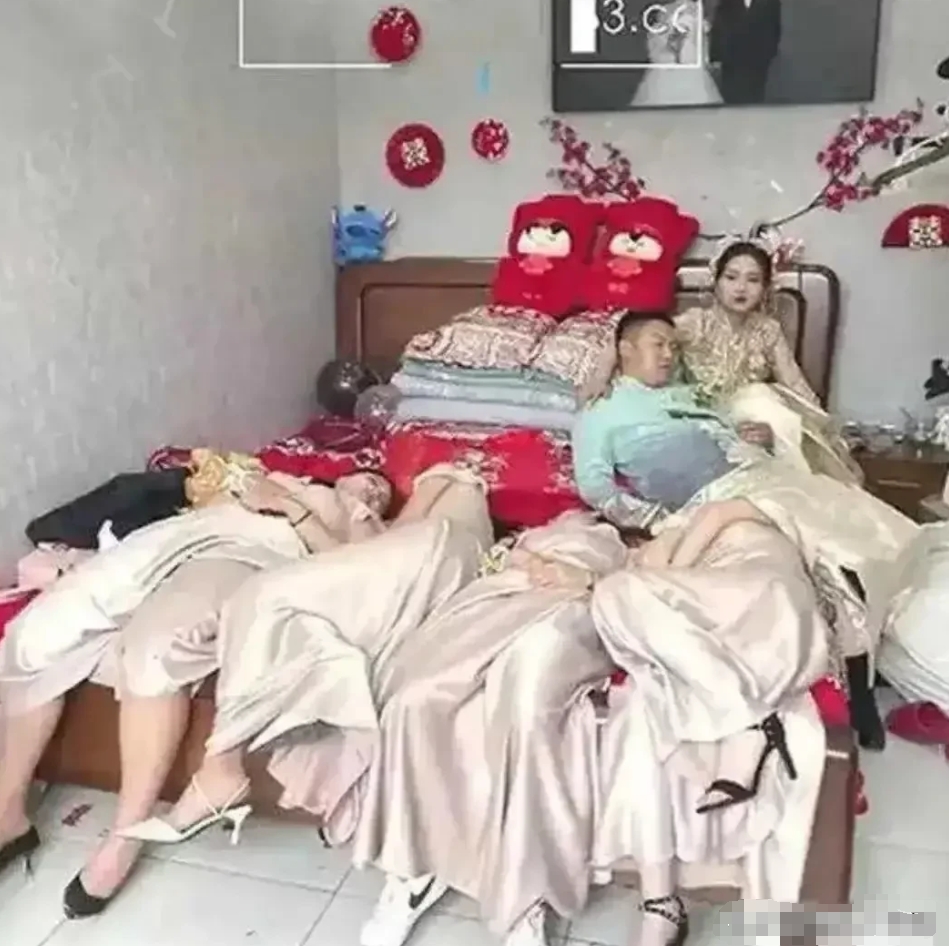 太闹心了！四川成都，有一对新人结婚，当新郎带着迎亲车队去接新娘子的时候，意外的发