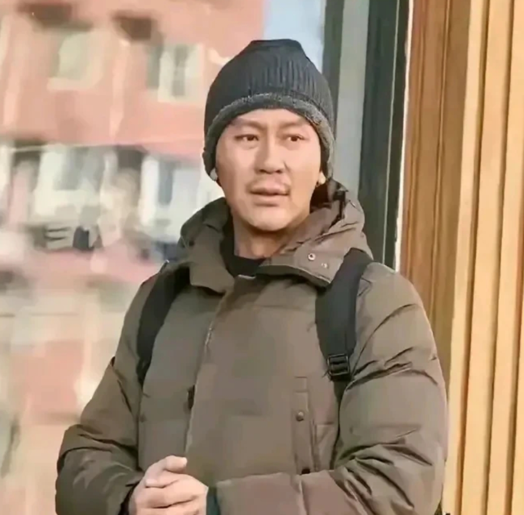 46岁的李晨，现状令人心疼！
自从和范冰冰分手后，他孤身一人住在北京的大平层里，