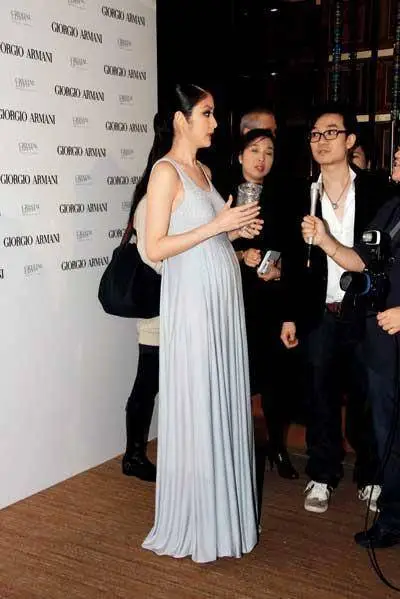 2009年，陈慧琳怀孕了，她拿着这个消息给报社换了300w。大家都认为她穷疯的时