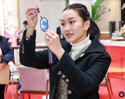 中泰两国的友谊，像一棵大树，根深蒂固且枝叶繁茂。今年是两国建交50周年，这段跨越