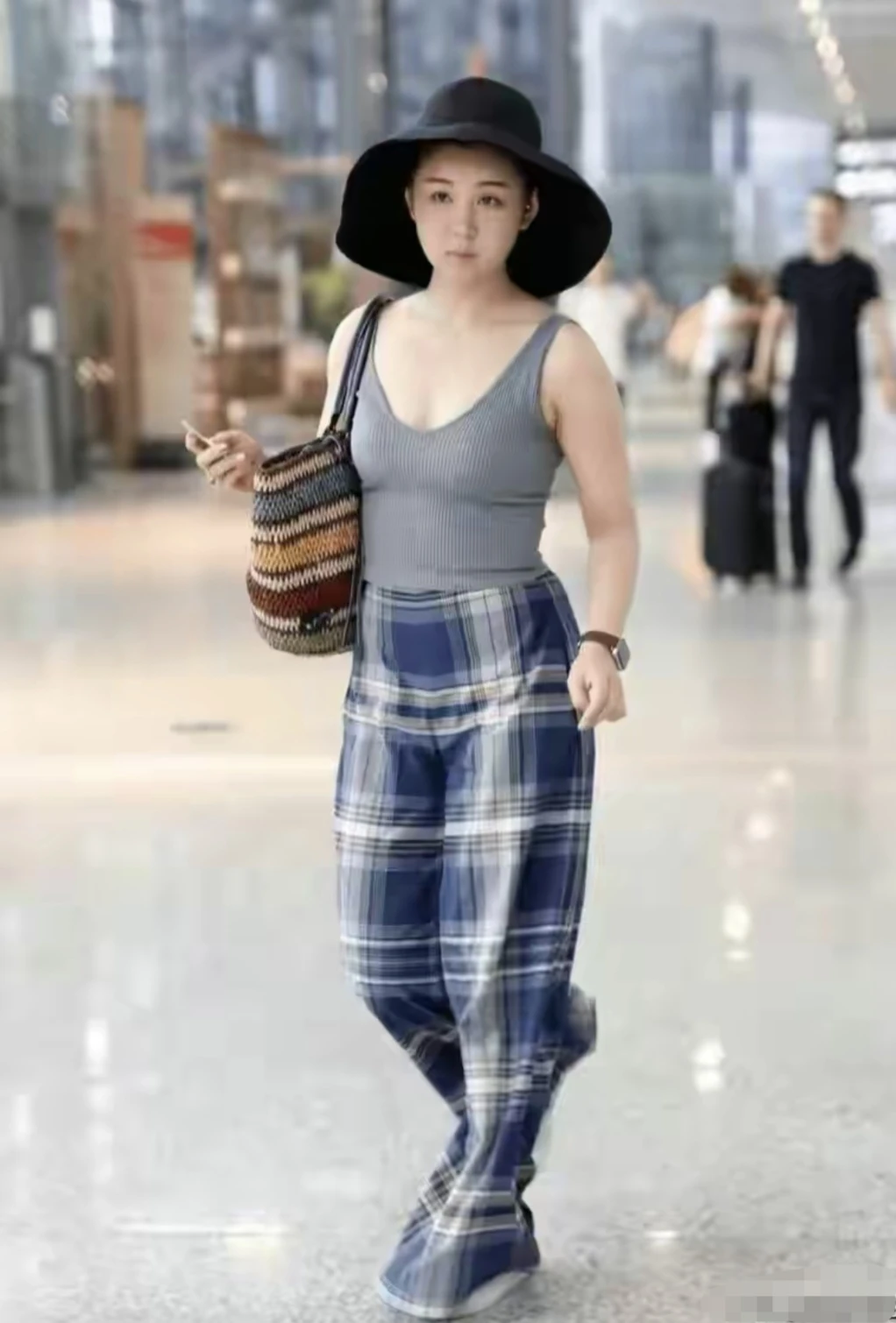 李小萌真是非常接地气啊！她身着吊带背心和阔腿裤，尽显休闲自在，还透出一股女汉子的