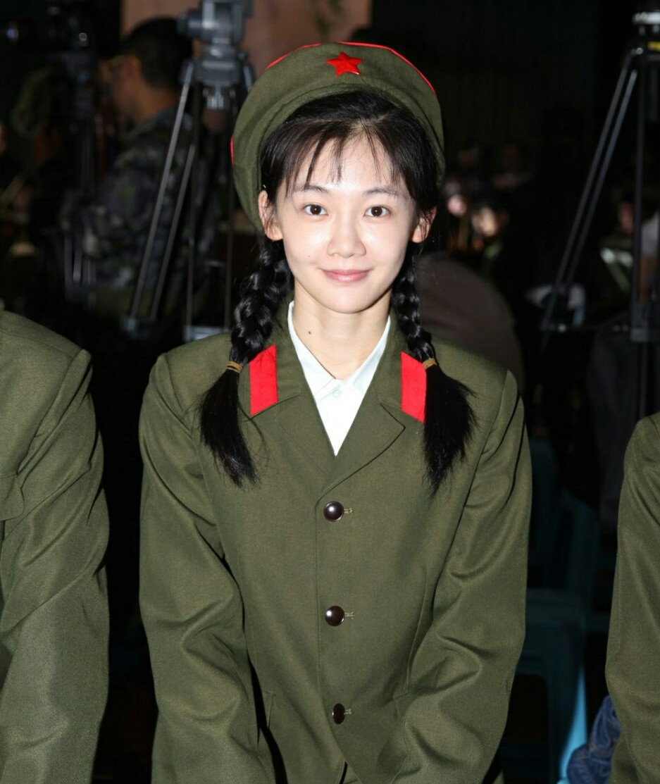 《芳华》投资1.3亿选女主角，1000多名美女去试镜，冯小刚大怒：穿丝袜的，暴露