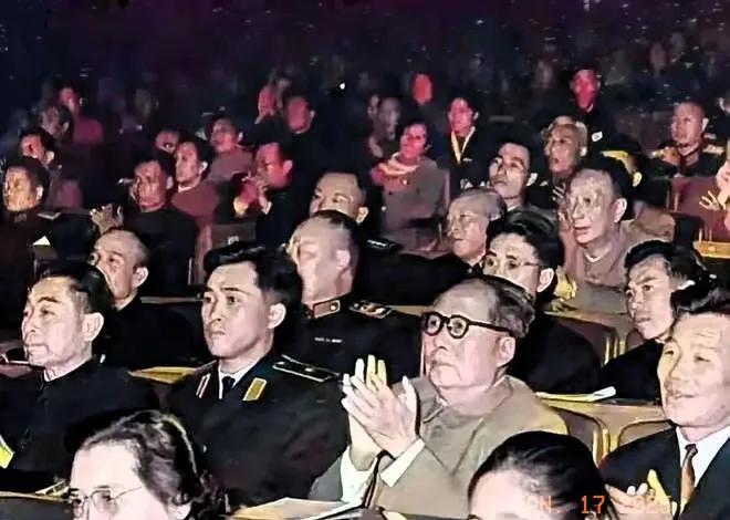珍贵的一张老照片。
上世纪50年代的一张老照片，这是什么场景，照片中只看到毛主