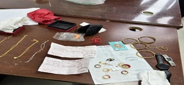 在一个寻常的早晨，70多岁的沈阳大妈在小区遛弯，途中发现了一袋被弃置的大米，心想