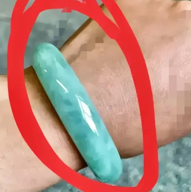  ⁡一名女子去云南旅游，被导游带入一家商场购物，突然，发现柜台里一个玉镯